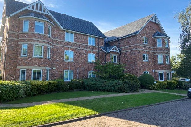 2 bed flat to rent in Eton Drive, Cheadle SK8, £1,300 pcm