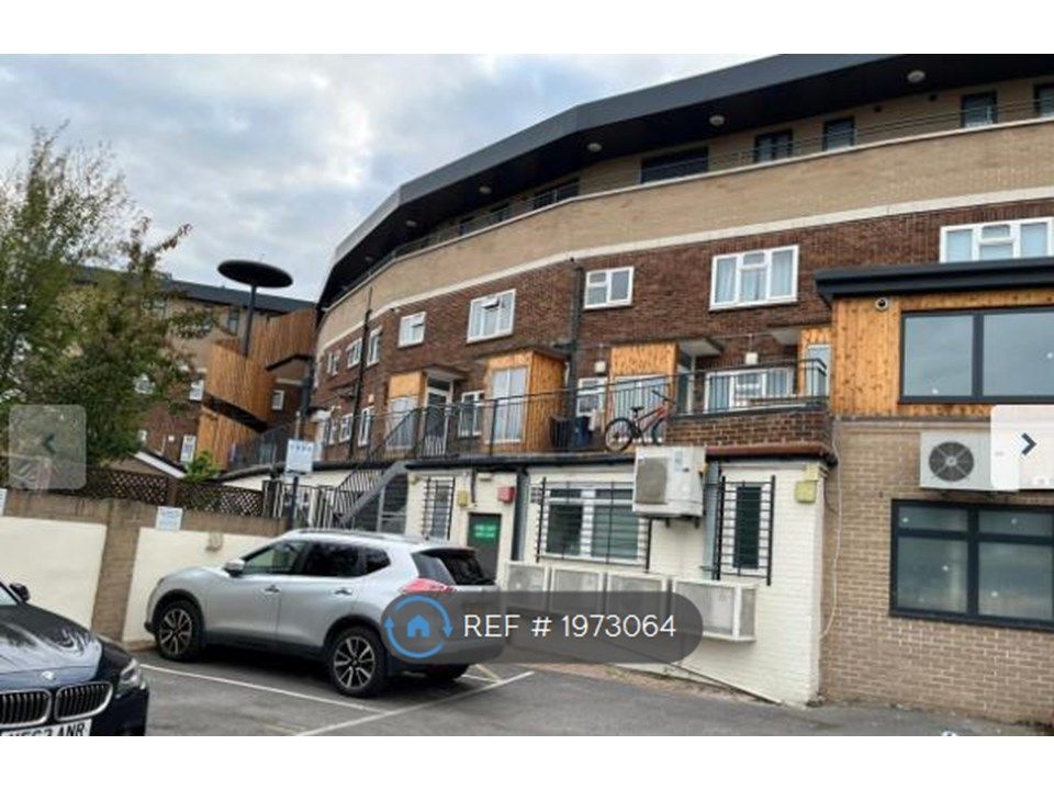 1 bed flat to rent in Willow Court, Slough SL3, £1,300 pcm