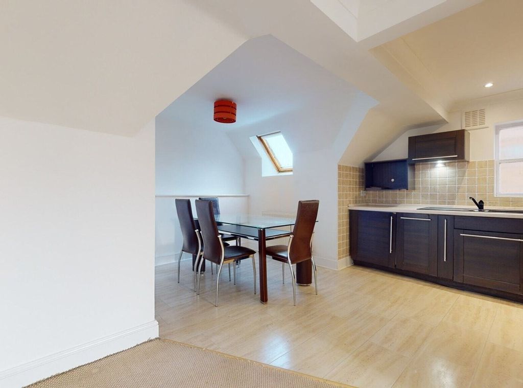 2 bed flat to rent in Walm Lane, London NW2, £2,200 pcm