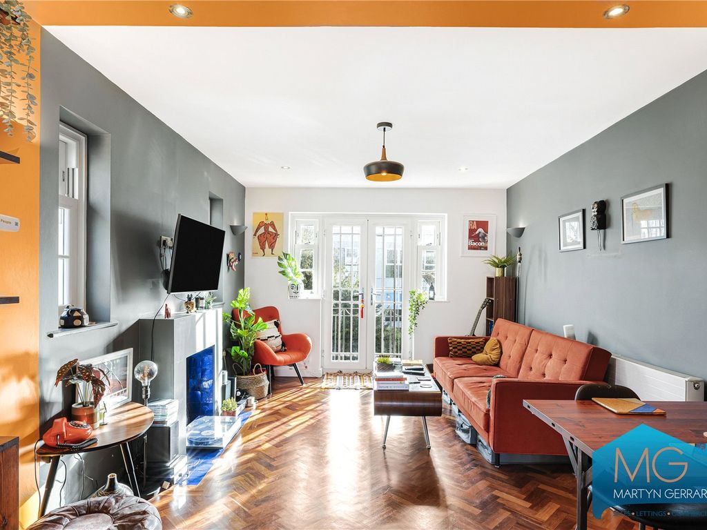 2 bed flat for sale in Stanhope Road, London N6, £575,000