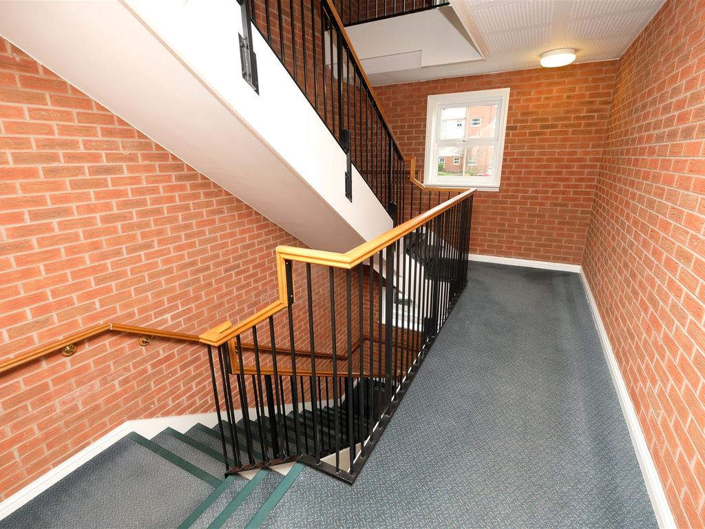 2 bed flat for sale in Trefoil Gardens, Amblecote DY8, £149,950