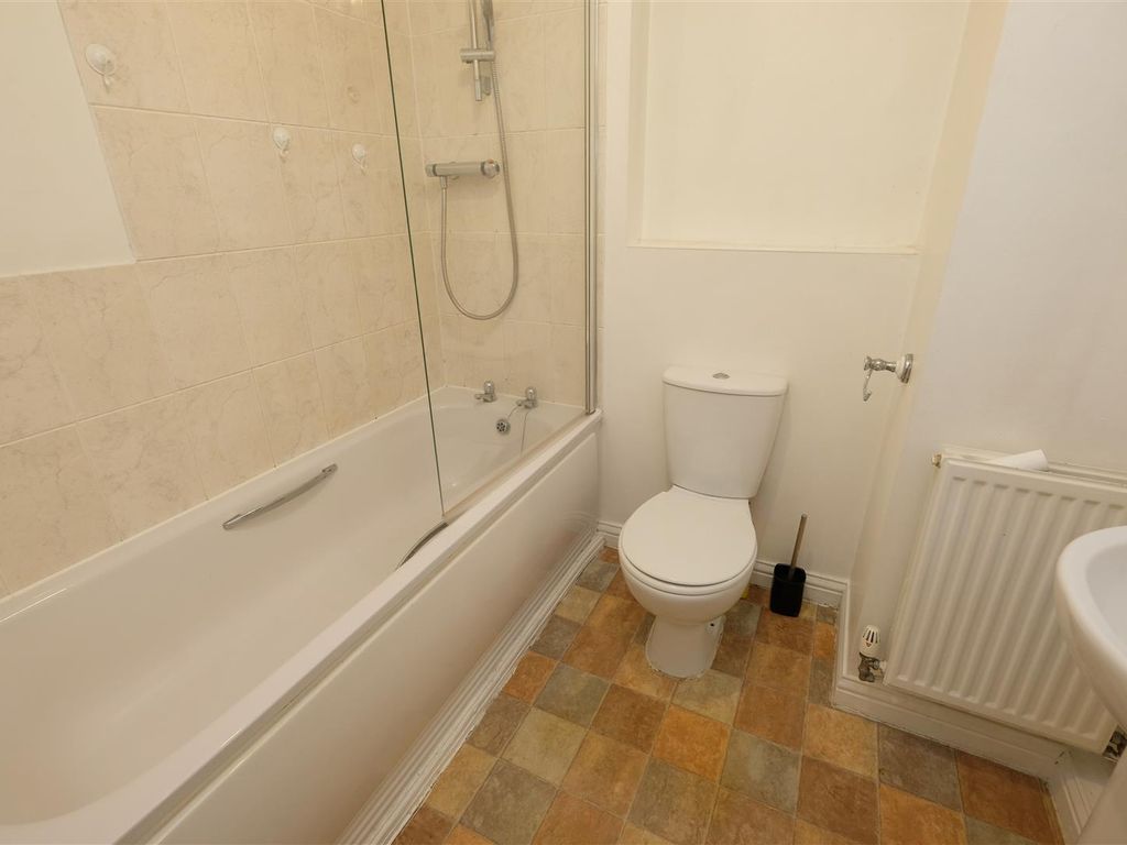 2 bed flat for sale in Trefoil Gardens, Amblecote DY8, £149,950