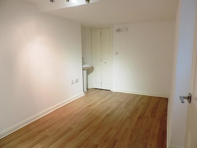 2 bed flat to rent in Portland Road, Hove BN3, £1,500 pcm