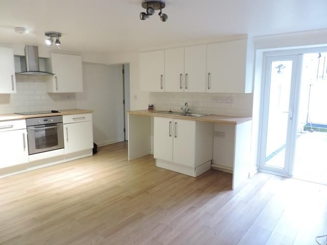 2 bed flat to rent in Portland Road, Hove BN3, £1,500 pcm