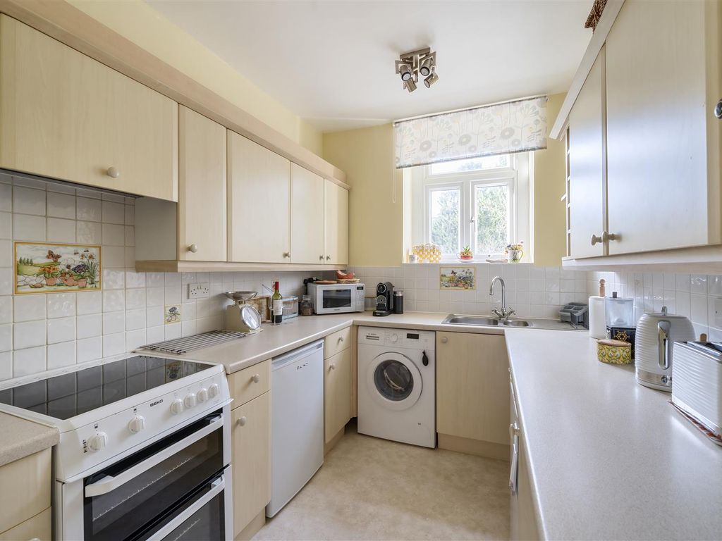 2 bed flat for sale in Beaminster DT8, £210,000