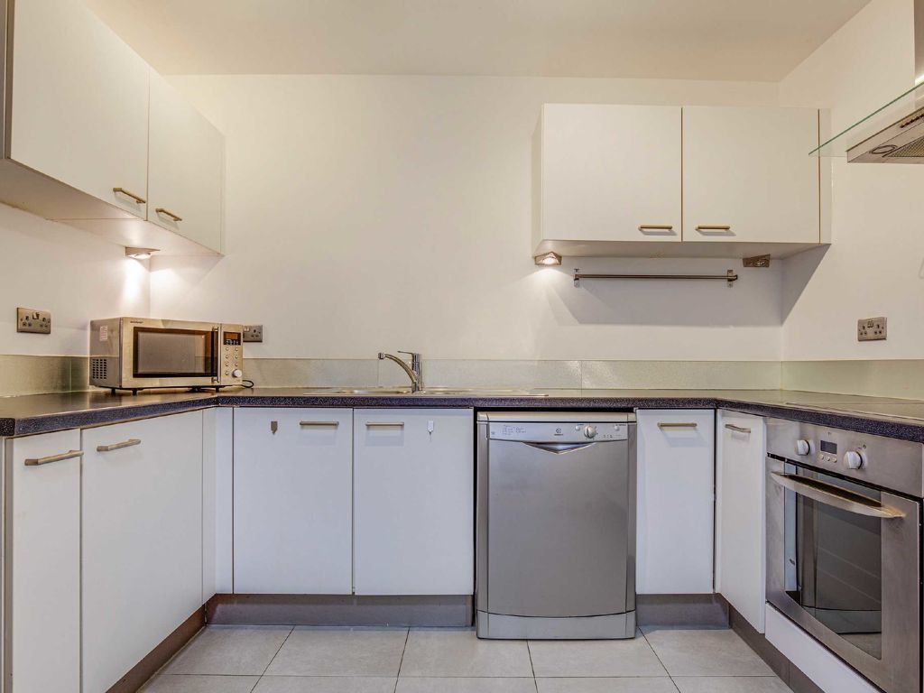 2 bed flat for sale in Fortune Green Road, London NW6, £679,500