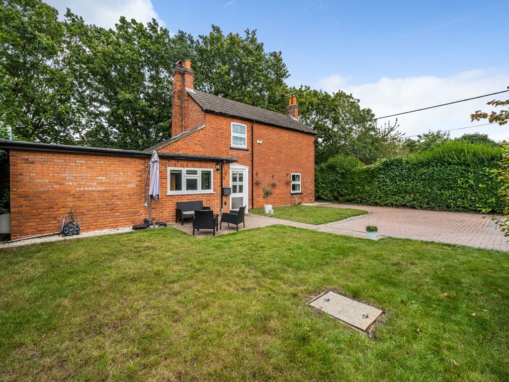 2 bed cottage for sale in Woodlands Avenue, Burghfield Common, Reading, Berkshire RG7, £450,000