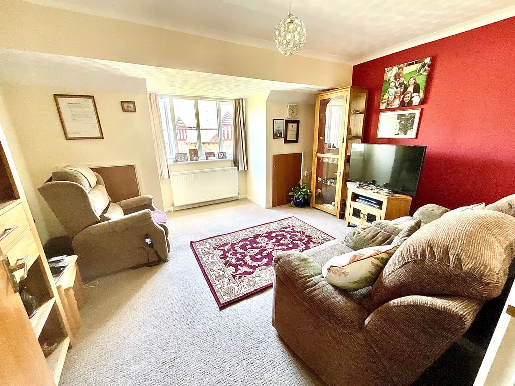 1 bed flat for sale in Highfield Court, Tarragon Way, Burghfield Common, Berkshire RG7, £160,000