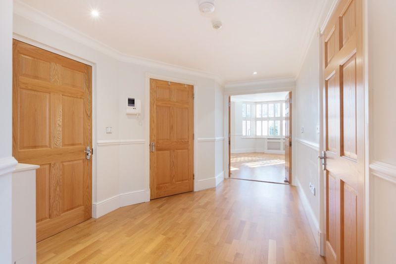 2 bed flat for sale in Stoke Park Road South, Stoke Bishop, Bristol BS9, £475,000