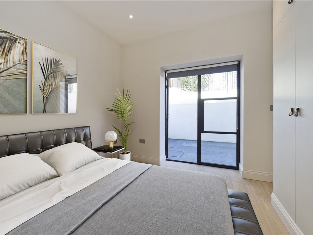 2 bed flat for sale in Old Oak Road, London W3, £715,000