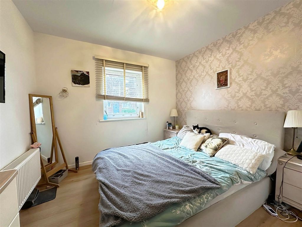 2 bed flat for sale in Sympathy Vale, Dartford DA1, £255,000