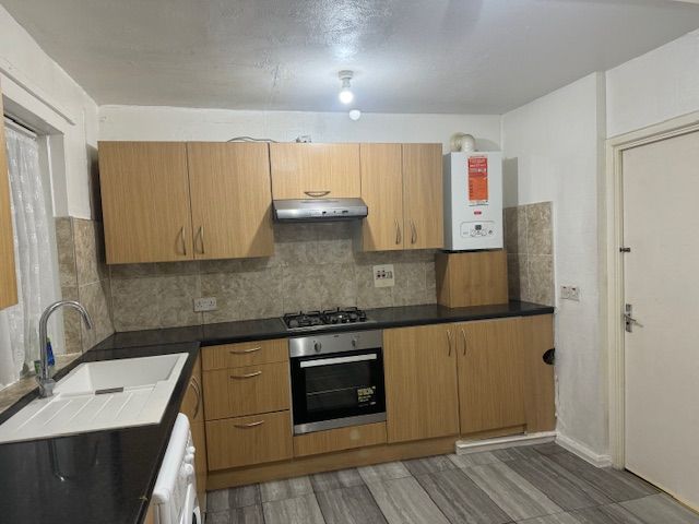 3 bed flat to rent in Lonsdale Avenue, East Ham London E6, £2,100 pcm