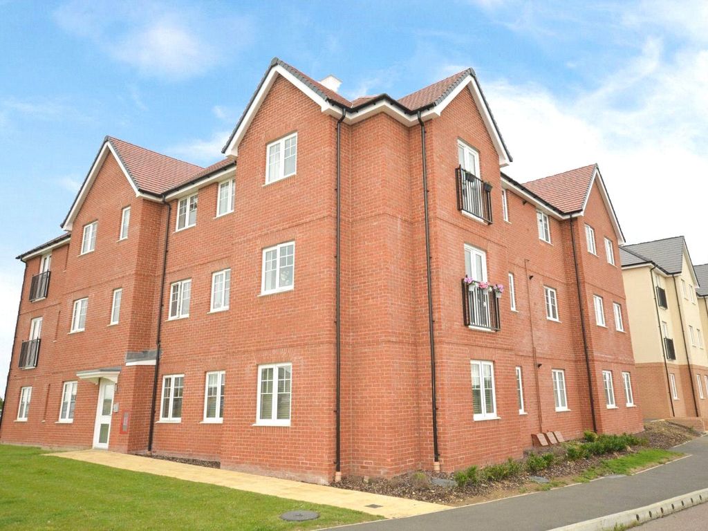 2 bed flat for sale in Elton Close, Aylesbury HP18, £230,000