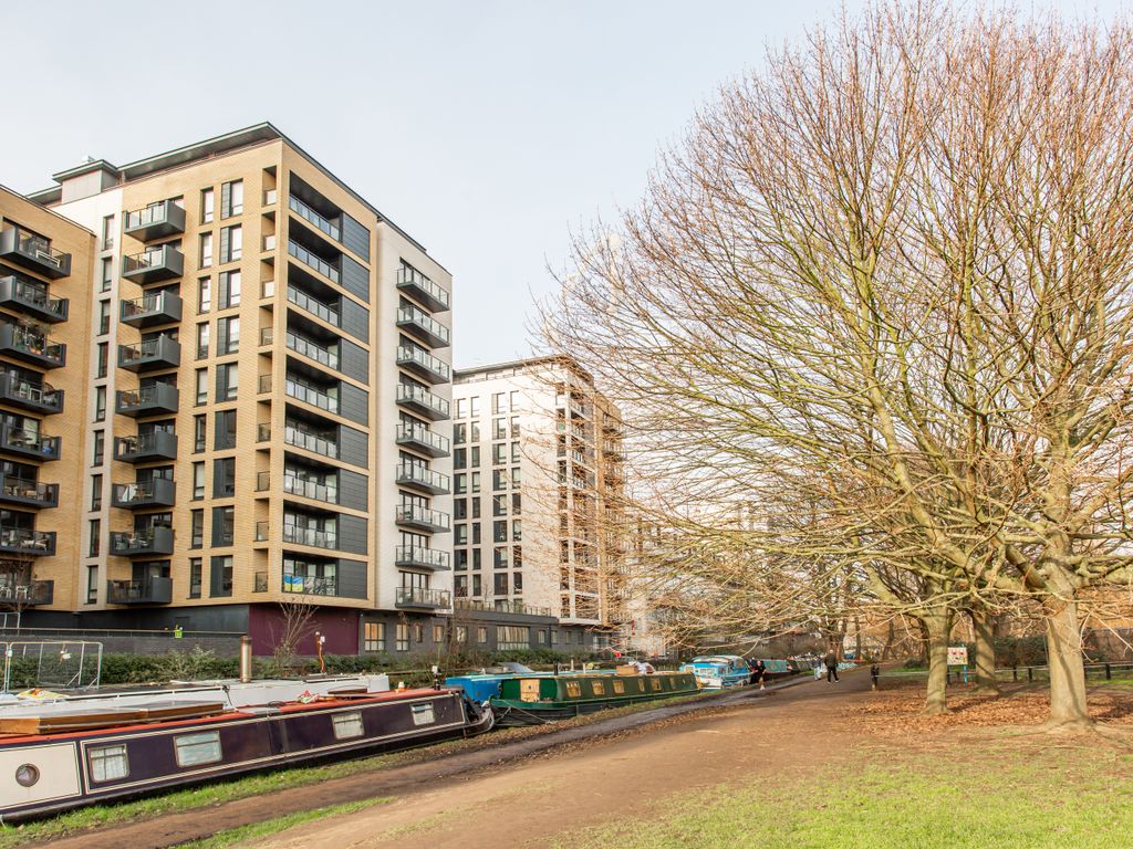 3 bed flat for sale in Palmers Road, London E2, £695,000