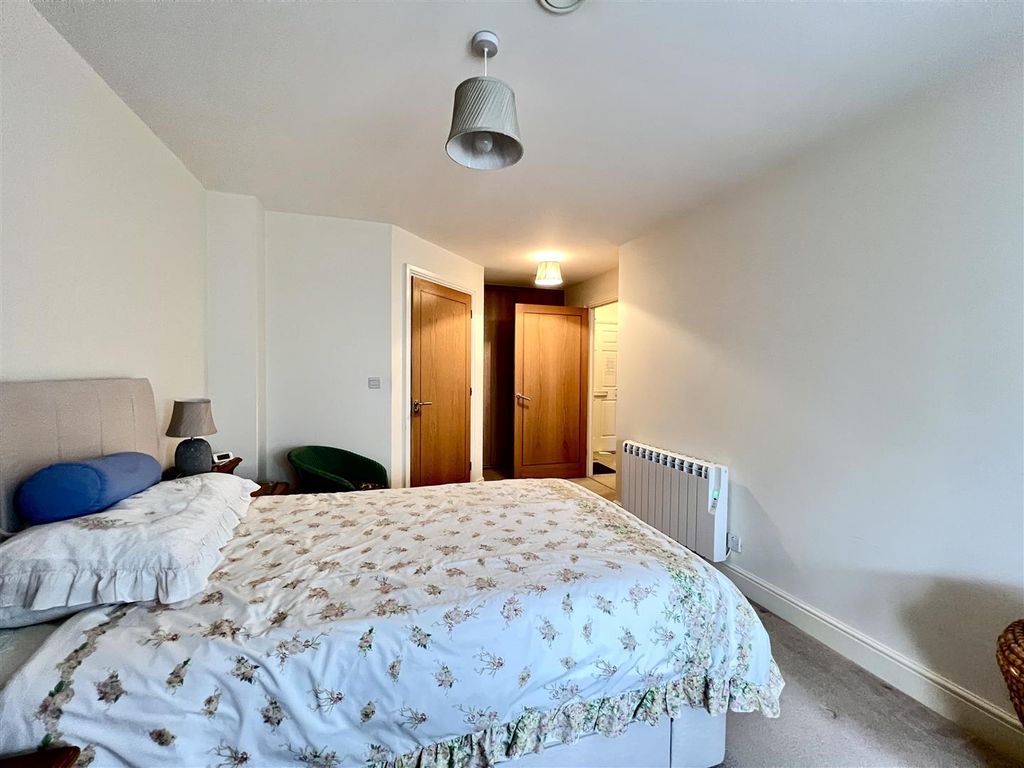 1 bed property for sale in Gloucester Road, Cheltenham GL51, £255,000