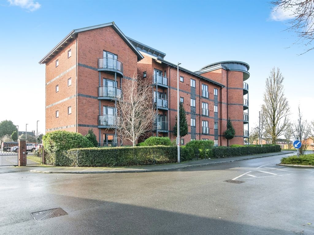 2 bed flat for sale in Churchfields Way, West Bromwich B71, £150,000