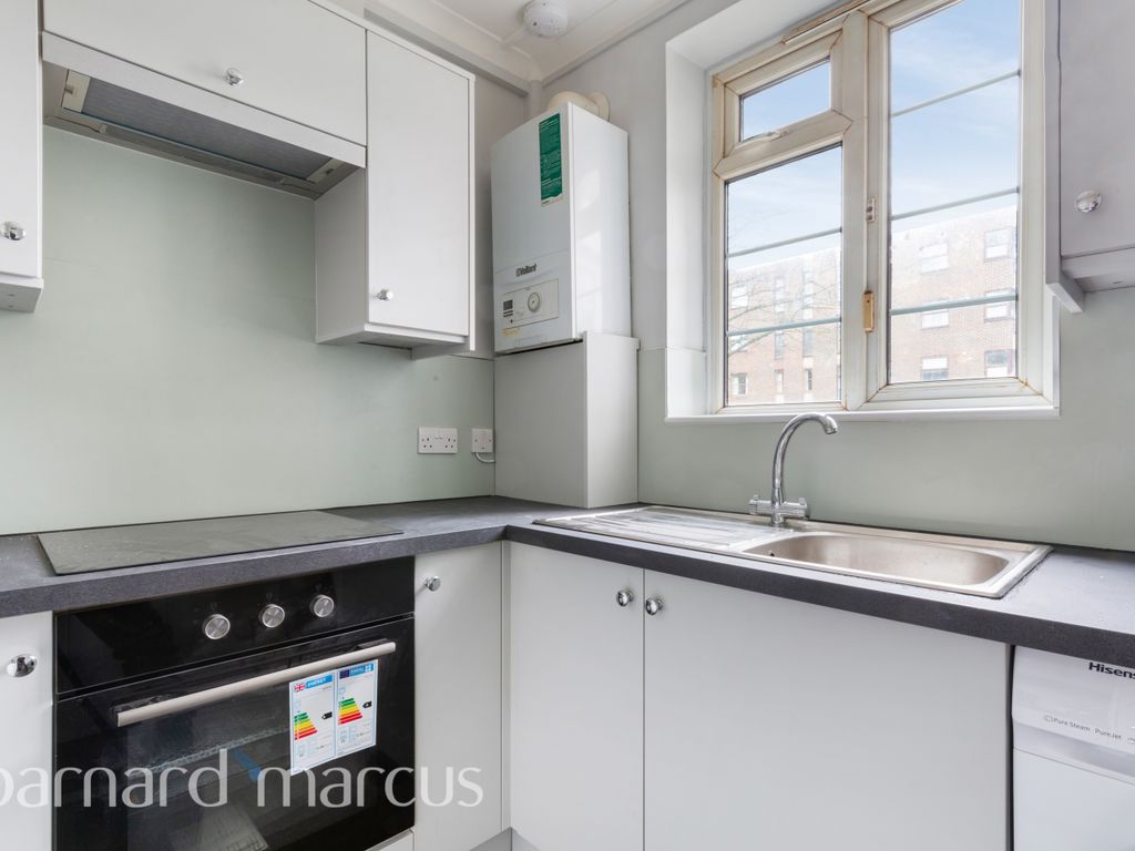 3 bed flat to rent in Glenbuck Road, Surbiton KT6, £2,300 pcm