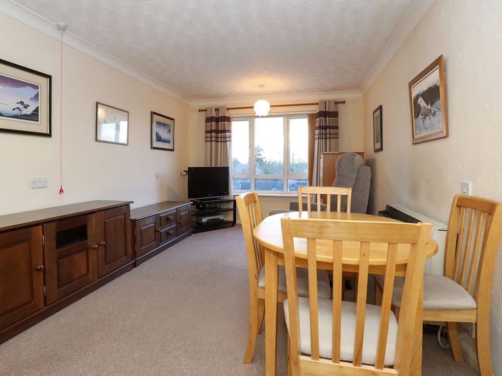 1 bed flat for sale in Ashdene Gardens, Kenilworth, Warwickshire CV8, £135,000