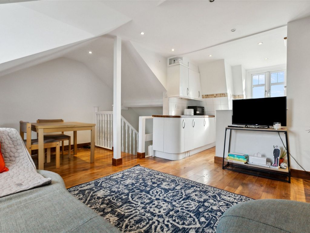 3 bed flat for sale in Clapham Common South Side, London SW4, £575,000