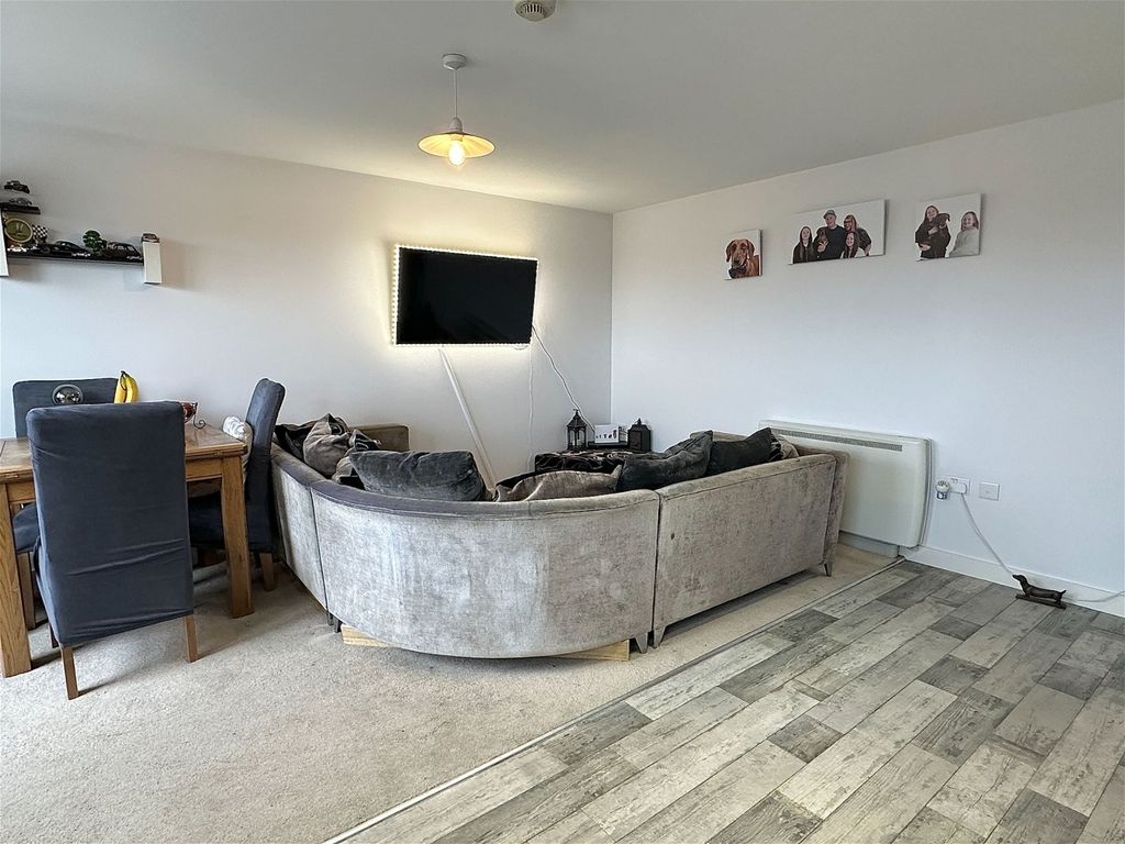 2 bed flat for sale in Stimpson Avenue, Abington NN1, £150,000