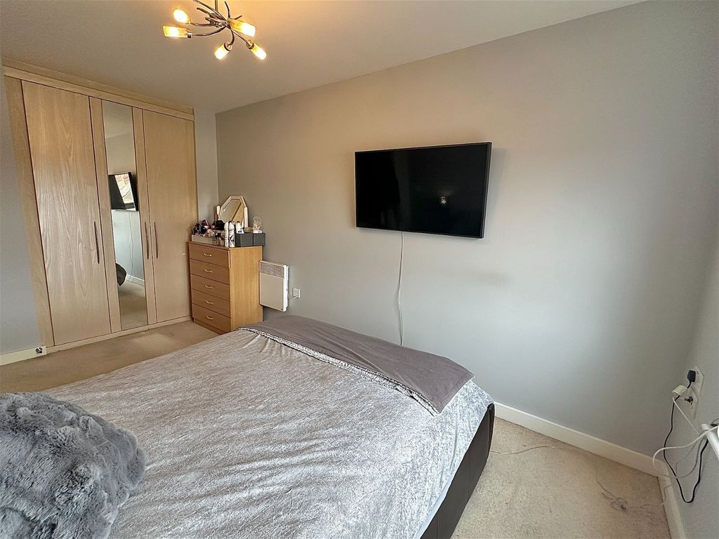 2 bed flat for sale in Stimpson Avenue, Abington NN1, £150,000