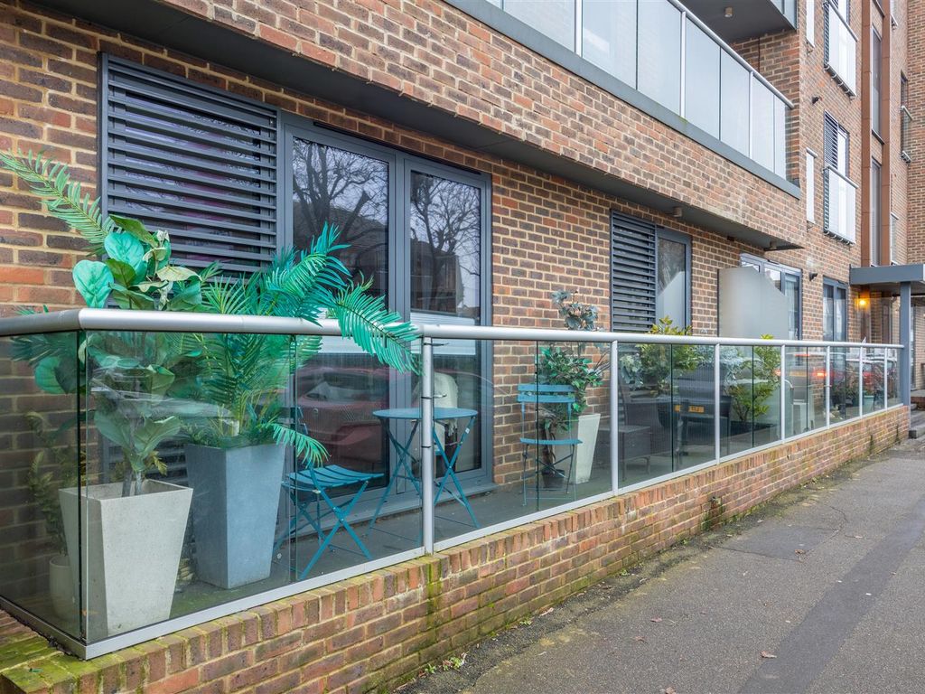 2 bed flat for sale in Leigh Road, Leigh-On-Sea SS9, £425,000
