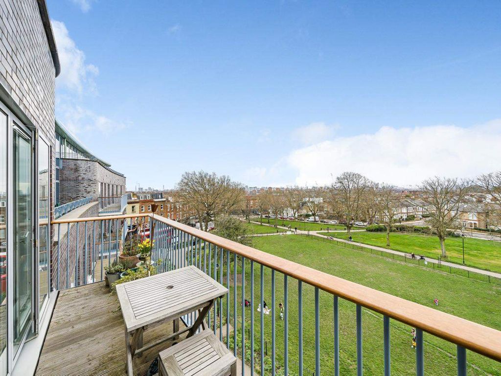 3 bed flat for sale in Fortune Green Road, London NW6, £950,000