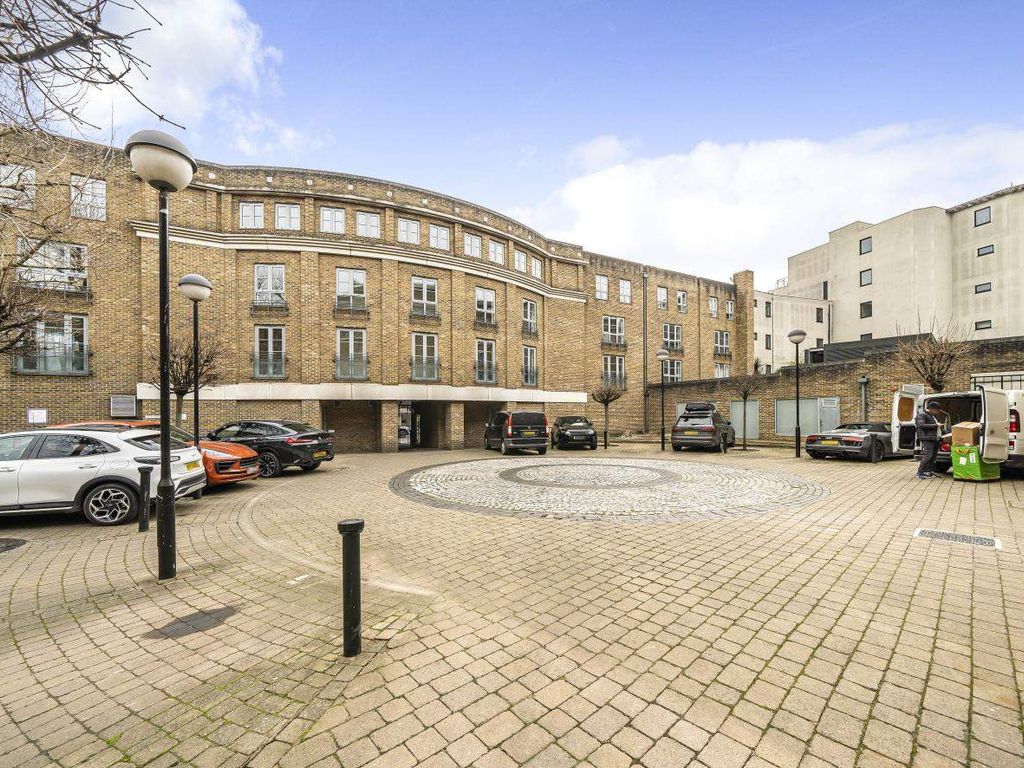 2 bed flat for sale in Essex Road, London N1, £750,000