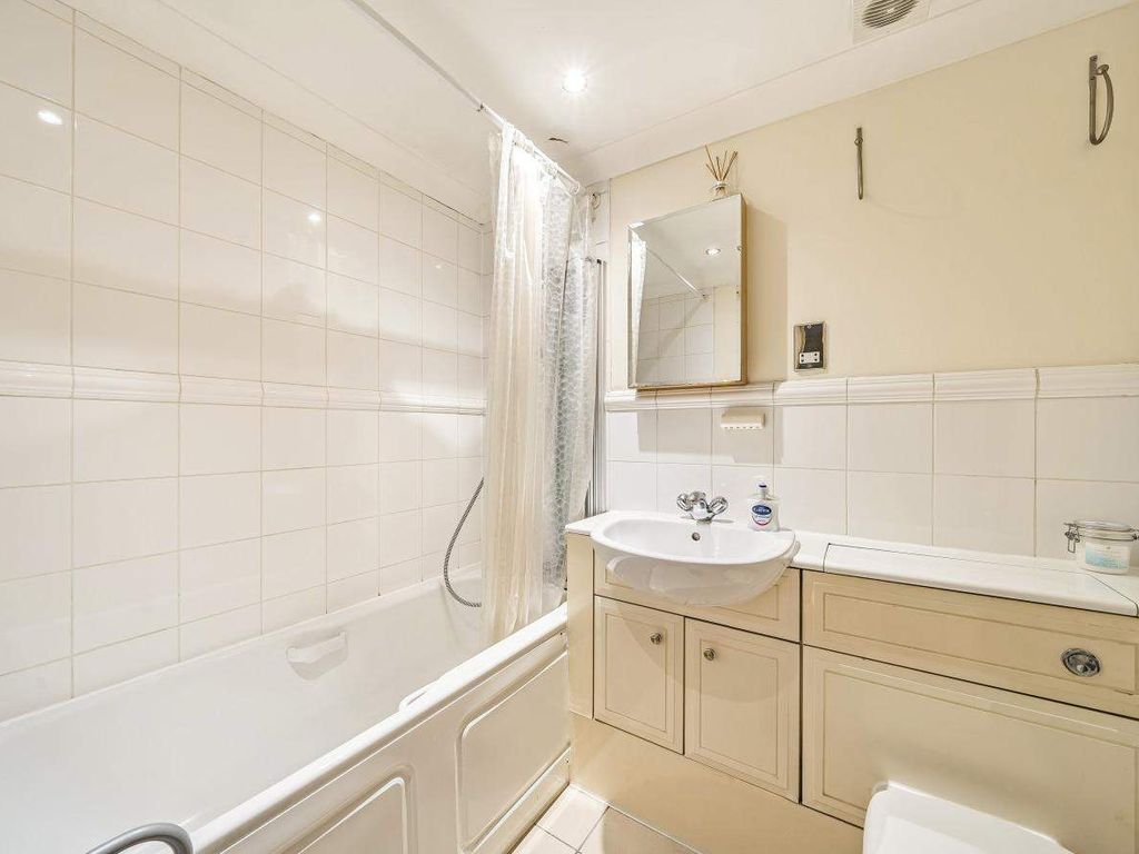 2 bed flat for sale in Essex Road, London N1, £750,000