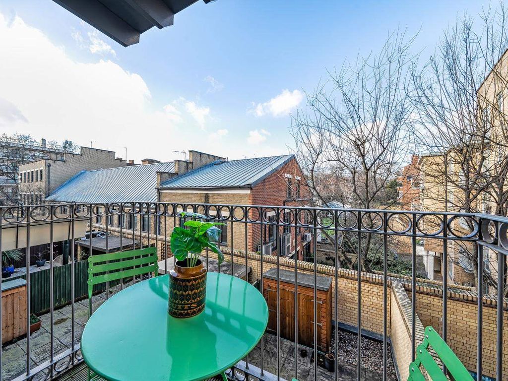 2 bed flat for sale in Essex Road, London N1, £600,000