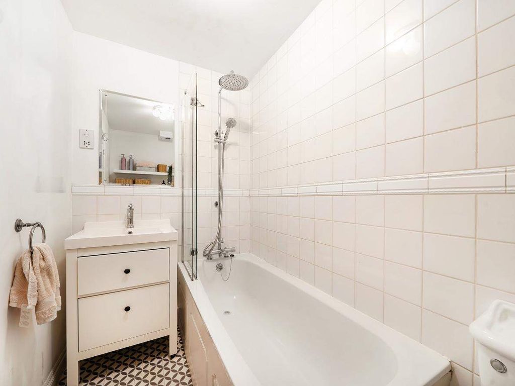 2 bed flat for sale in Essex Road, London N1, £600,000