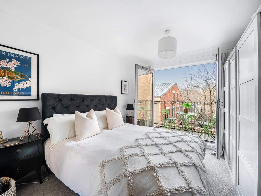 2 bed flat for sale in Essex Road, London N1, £600,000