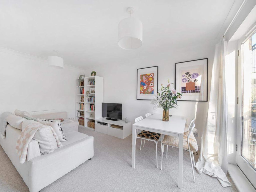 2 bed flat for sale in Essex Road, London N1, £600,000