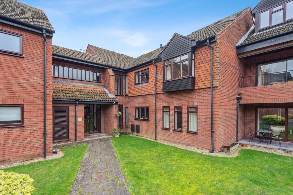 2 bed flat for sale in Snells Wood Court, Little Chalfont, Amersham HP7, £699,995