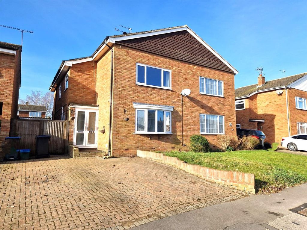 5 bed semi-detached house to rent in Monks Walk, Buntingford SG9, £1,900 pcm