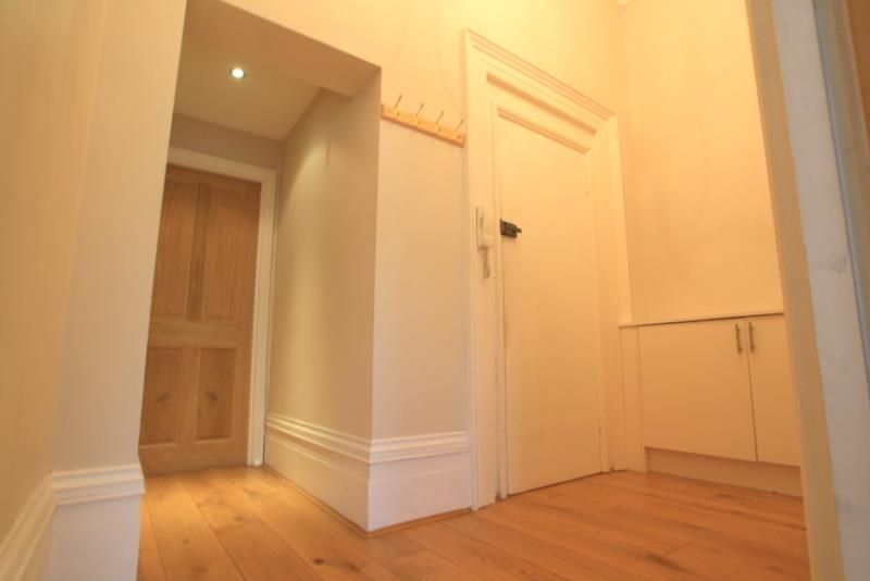 2 bed flat to rent in Brunswick Place, Hove BN3, £1,550 pcm