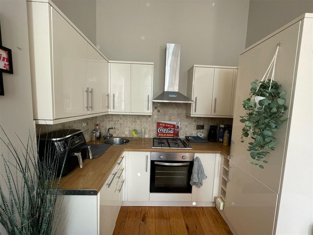 2 bed flat to rent in Brunswick Place, Hove BN3, £1,550 pcm