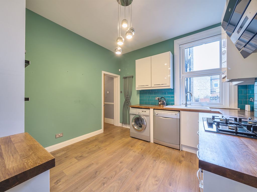 2 bed flat for sale in Brownlow Road, London N11, £450,000