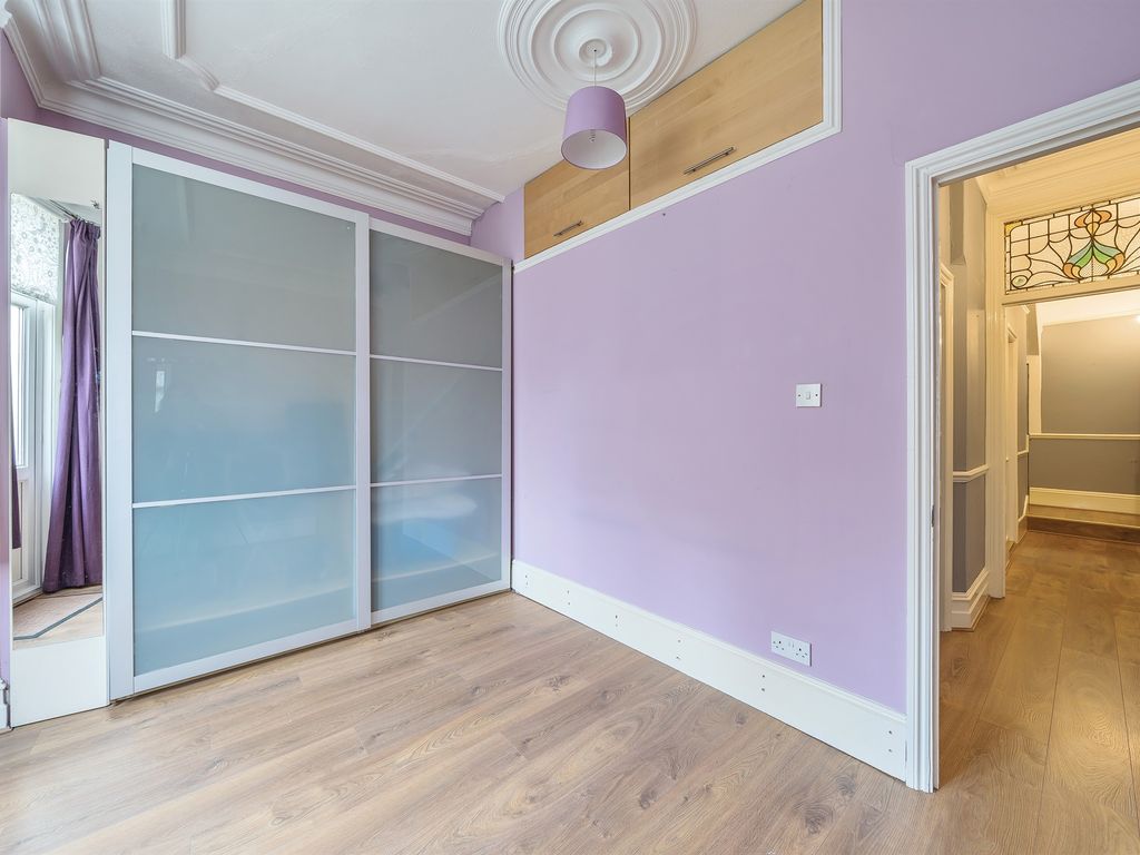 2 bed flat for sale in Brownlow Road, London N11, £450,000