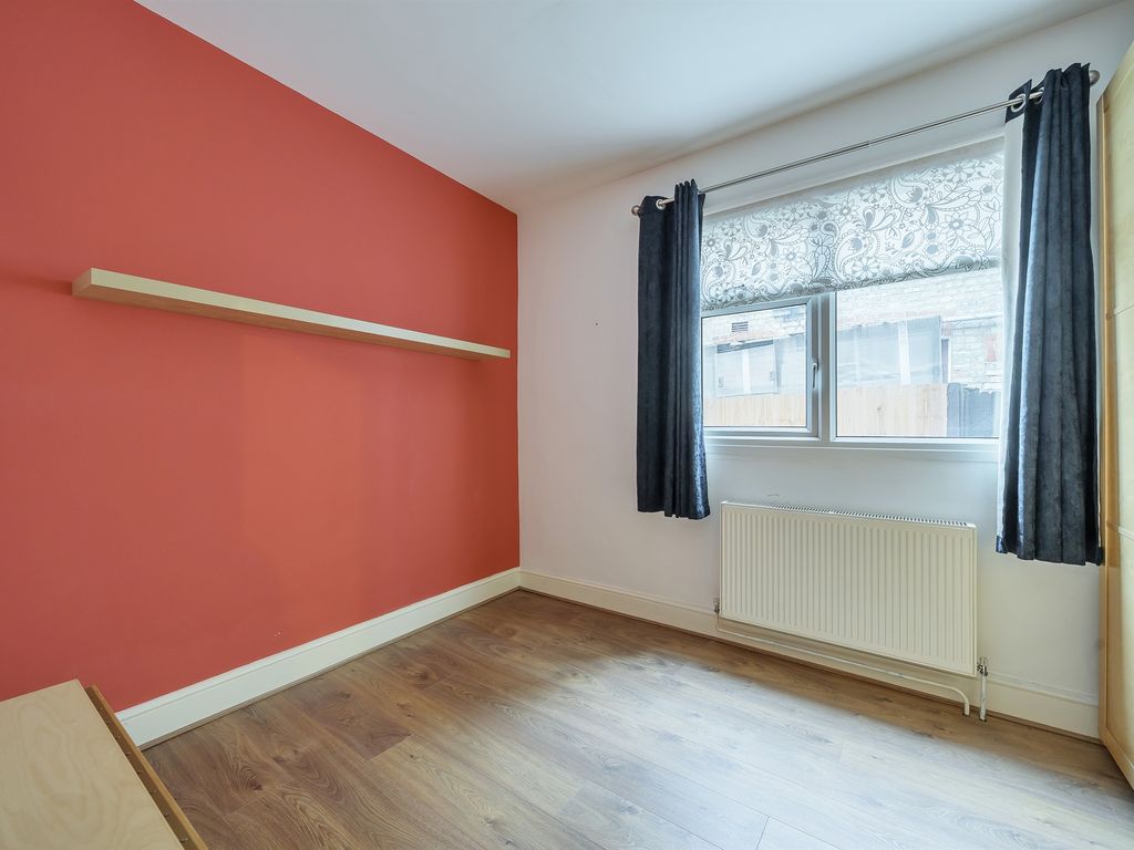 2 bed flat for sale in Brownlow Road, London N11, £450,000