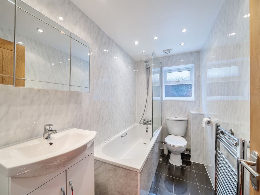 2 bed flat for sale in Brownlow Road, London N11, £450,000