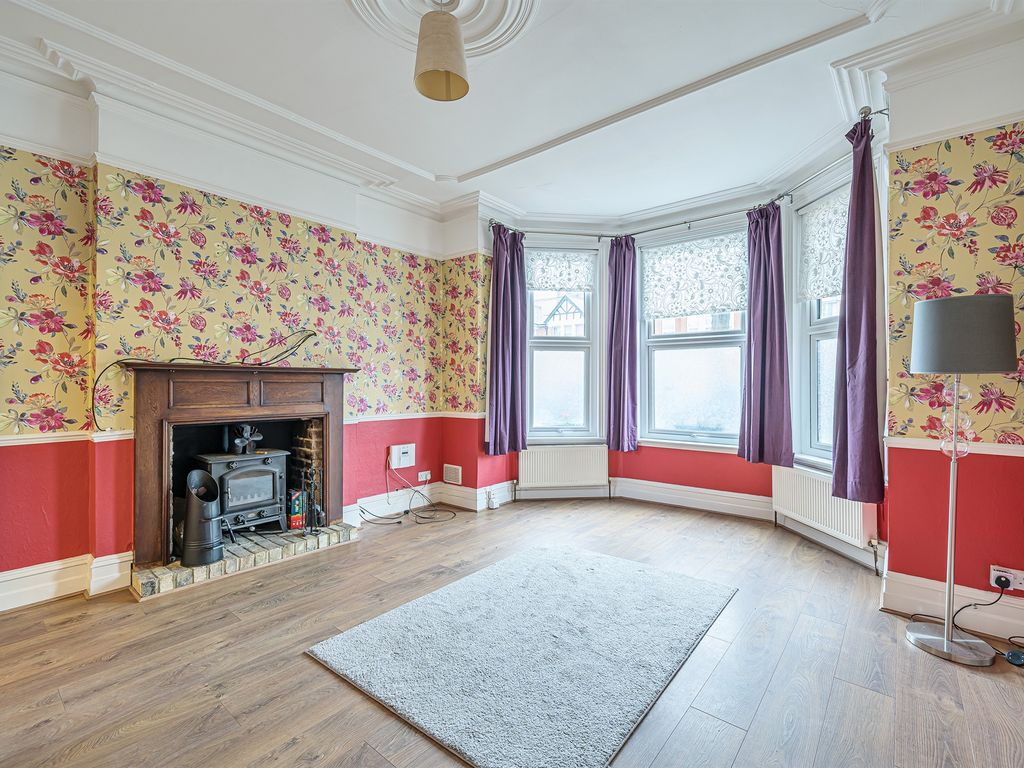 2 bed flat for sale in Brownlow Road, London N11, £450,000