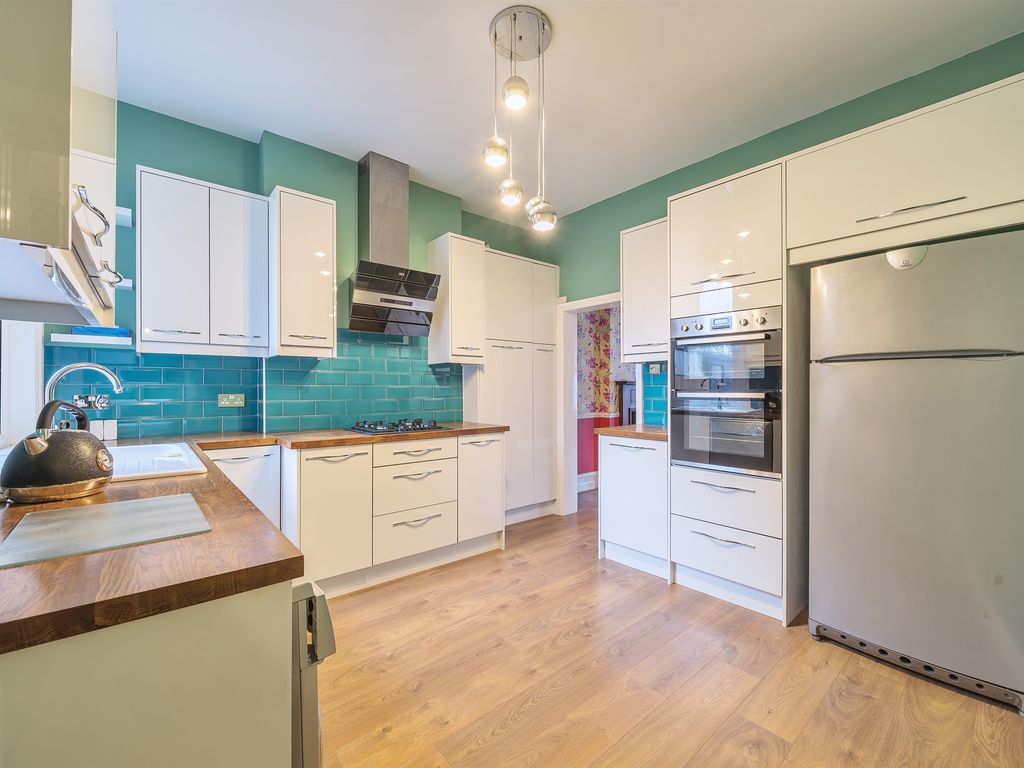 2 bed flat for sale in Brownlow Road, London N11, £450,000