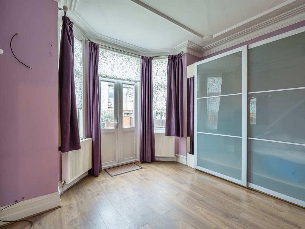 2 bed flat for sale in Brownlow Road, London N11, £450,000