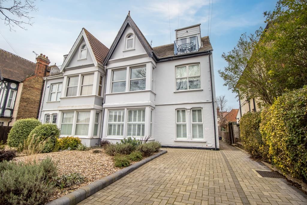 2 bed flat for sale in Cossington Road, Westcliff-On-Sea SS0, £210,000