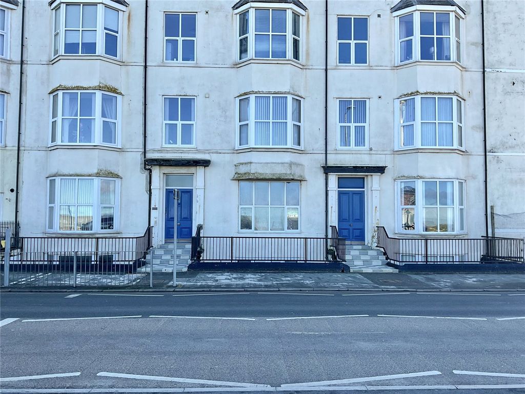3 bed flat for sale in West Parade, Rhyl LL18, £75,000
