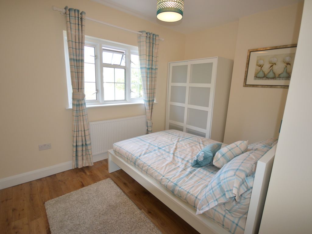 Room to rent in Old Oak Road, London W3, £825 pcm