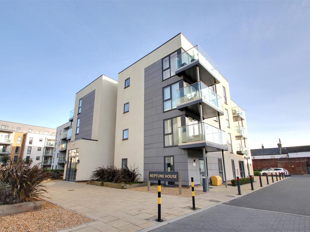 1 bed flat for sale in Heene Road, Worthing BN11, £295,000