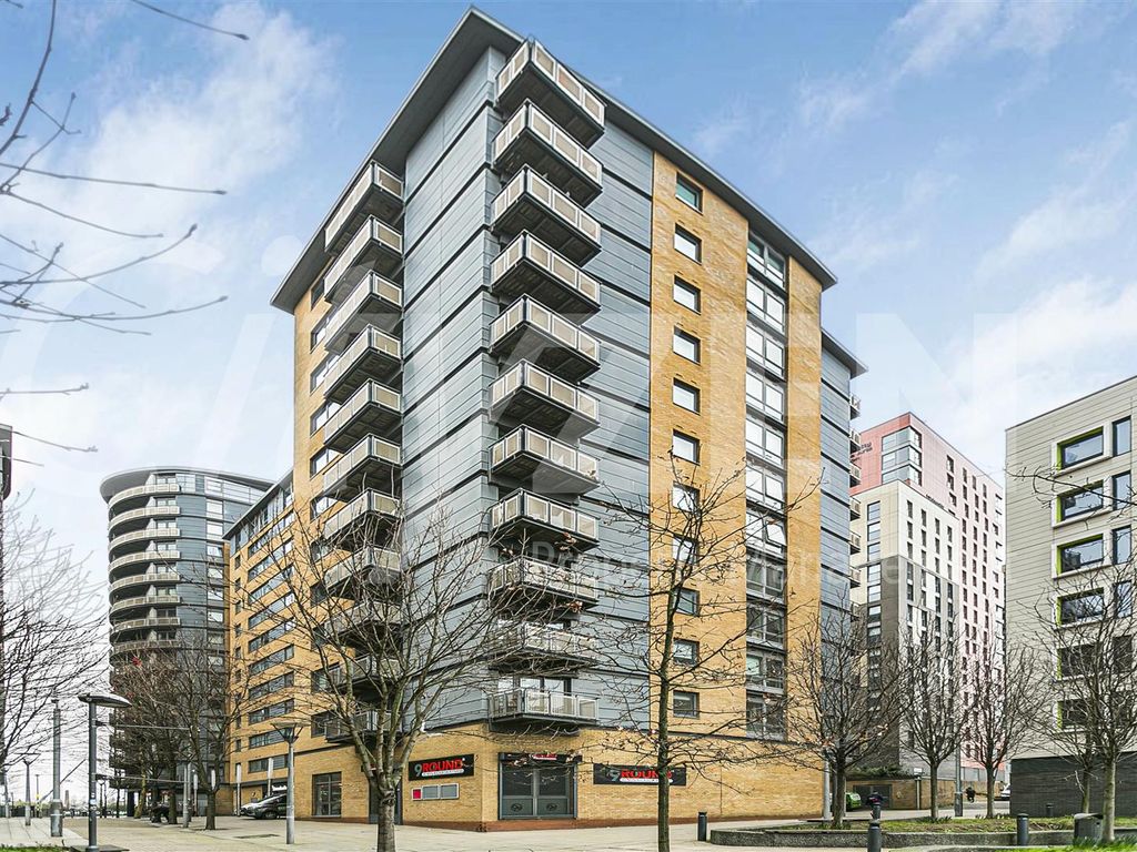 Studio to rent in Victoria Road, London W3, £1,400 pcm