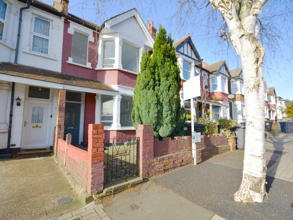 4 bed detached house to rent in Audley Road, London NW4, £2,500 pcm
